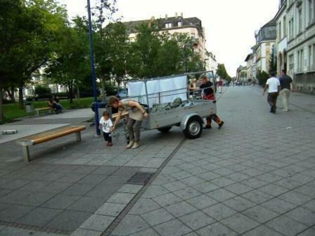 Helden des Tages: Nachwuchslogistiker Brian zusammen mit mir vor den Karren unseres Lesekamels gespannt.Oma Roth schiebt von hinten an.