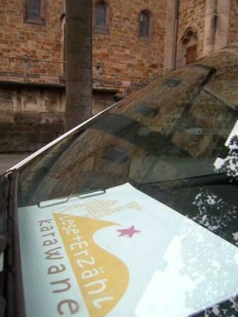 Heute steuerte die Lese- & Erzählkarawane die lesebegeisterten Karawansereien in Bayern, Offenbach und Nordhessen an. Hier kurz vor den Toren unseres nordhessischen Fuhrparks. Ja wo denn?