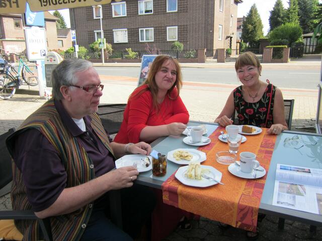 Shima, Sira und Holger lassen sich den Kuchen schmecken!