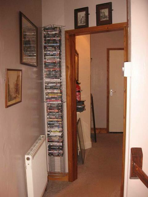 Falls Langeweile aufkommt .... wir brauchten die DVD-Sammlung jedenfalls nicht in Anspruch zu nehmen. Wifi-Internet gabs auch - wie bei vielen B&B inzwischen üblich und in allen Fällen kostenlos.