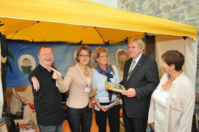 1. Hessischer Engagement-Kongress in Hanau: Ministerpräsident Volker Bouffier lernt die Lese- & Erzählkarawane und dann auch Lesekamel Soraya kennen. Hier mit Rafael Beck, Paula Kuhn, Initiatorin von Lecture_Offenbach e.V., einer interessierten Kongressbesucherin und Anne Franck-Frieden (v.l.). | Foto: Erhard Blatt, Hessische Staatskanzlei