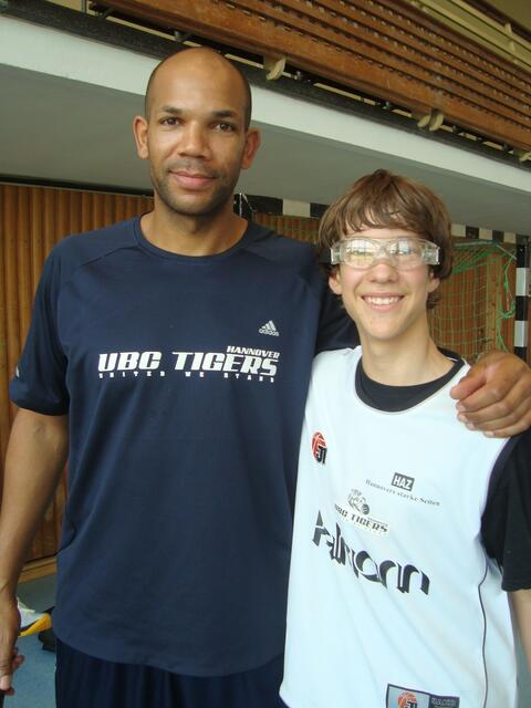 Erik Winkelmann vom Heesseler SV mit Tigers-Profi DAVID ARIGBABU.