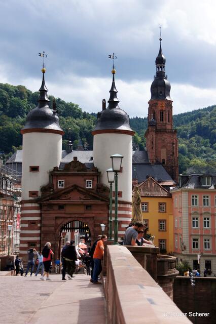Sommerbilder 2011 (4) - Heidelberg. Das Brückentor der Alten Brücke über den Neckar