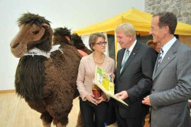 1. Hessischer Engagement-Kongress in Hanau: Ministerpräsident Volker Bouffier lernt die Lese- & Erzählkarawane und Lesekamel Soraya kennen. Hier mit Paula Kuhn, Initiatorin von Lecture_Offenbach e.V.,  und Axel Wintermeyer, Chef der Hessischen Staatskanzlei. | Foto: Erhard Blatt, Hessische Staatskanzlei