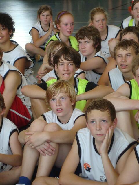 Niklas Schulze vom Heesseler SV (unten rechts)