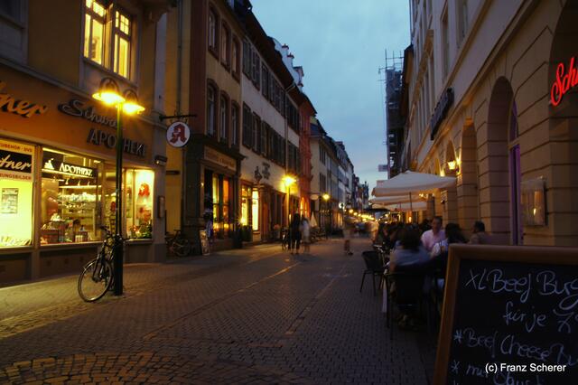 Sommerbilder 2011 (4) - Heidelberg. Die Hauptstraße gilt als die längste Fußgängerzone Deutschlands.