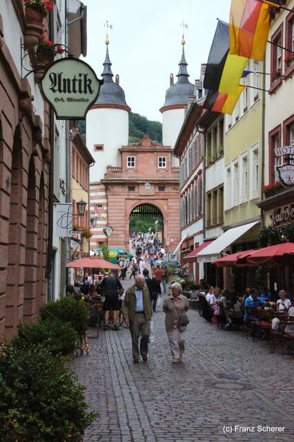 Sommerbilder 2011 (4) - Heidelberg. Blick auf das Brückentor zur Alten Brücke über den Neckar