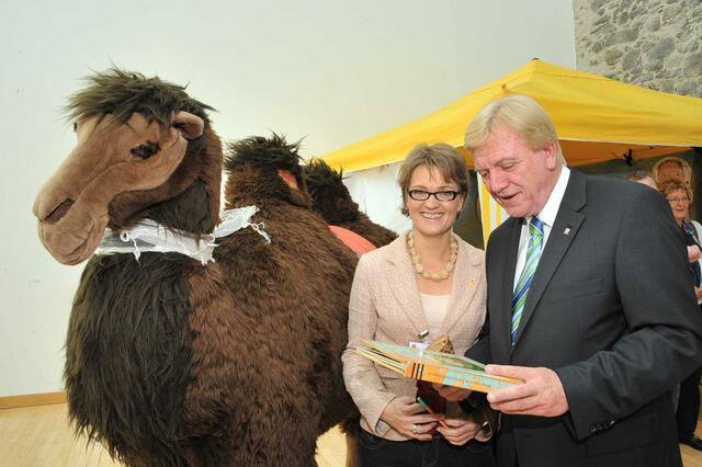 1. Hessischer Engagement-Kongress in Hanau: Ministerpräsident Volker Bouffier lernt die Lese- & Erzählkarawane und Lesekamel Soraya kennen. Hier mit Paula Kuhn, Initiatorin von Lecture_Offenbach e.V.. | Foto: Erhard Blatt, Hessische Staatskanzlei