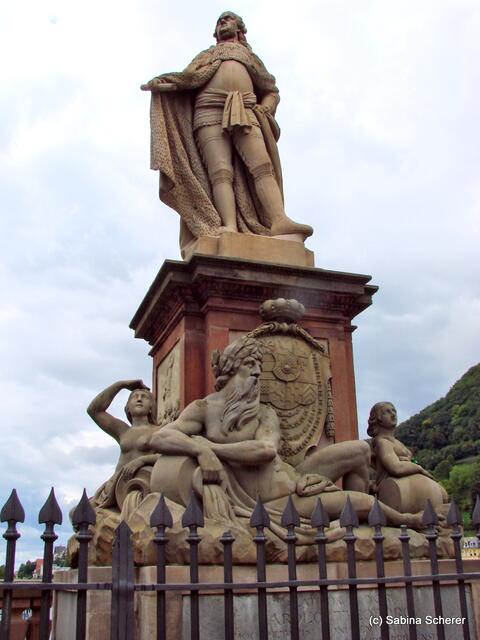 Sommerbilder 2011 (4) - Heidelberg. Das Karl-Theodor-Denkmal auf der Alten Brücke