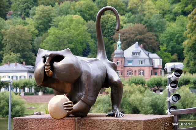 Sommerbilder 2011 (4) - Heidelberg. Der Brückenaffe vor der Heidelberger Alten Brücke