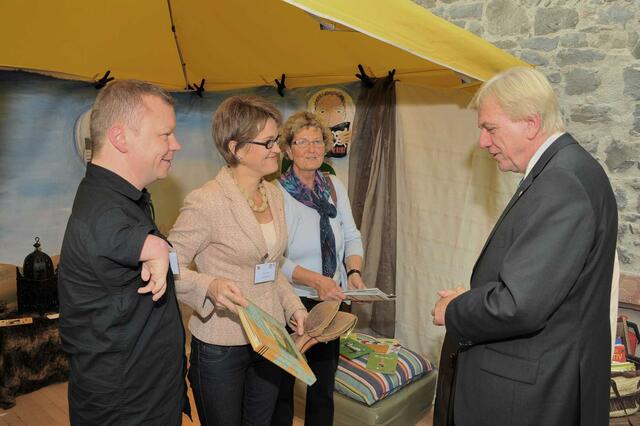1. Hessischer Engagement-Kongress in Hanau: Ministerpräsident Volker Bouffier lernt die Lese- & Erzählkarawane und dann auch Lesekamel Soraya kennen. Hier mit Rafael Beck, Paula Kuhn, Initiatorin von Lecture_Offenbach e.V.,  und einer interessierten Kongressbesucherin. | Foto: Erhard Blatt, Hessische Staatskanzlei