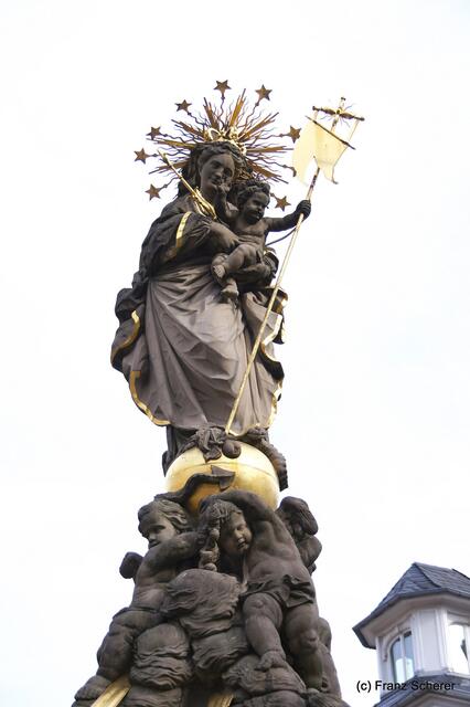 Sommerbilder 2011 (4) - Heidelberg. Die Kornmarktmadonna (1718) vom Muttergottesbrunnen