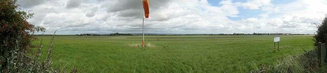 Das Airfield Dishforth heute. Das britische Army Air Corps bildet dort Hubschrauberbesatzungen aus. Doch wer genau hinhört kann noch das Echo der alten Flugzeuge hören die von dort in den Abendhimmel starteten. Von den rd. 125.000 Besatzungsmitgliedern des RAF Bomber Command kamen rd. 55.000 nicht zurück.