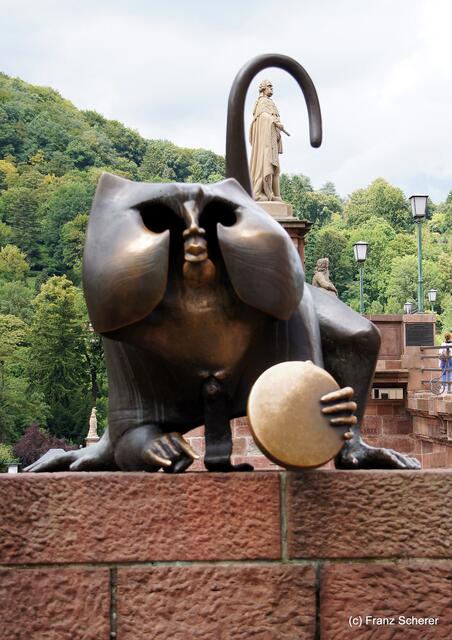 Sommerbilder 2011 (4) - Heidelberg. Der Brückenaffe vor der Heidelberger Alten Brücke