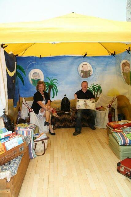 1. Hessischer Engagement-Kongress in Hanau: Lesekamel Soraya lernt Mitarbeiterin des Hessischen Integrationsministeriums kennen. Hier gemeinsam mit Rafael Beck im Zelt der Lese- & Erzählkarawane . | Foto: Hessisches Ministerium für Justiz, Integation und Europa