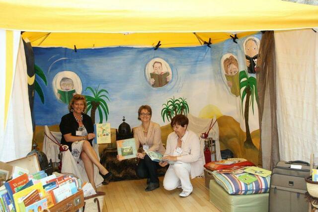 1. Hessischer Engagement-Kongress in Hanau: Lesekamel Soraya lernt Mitarbeiterin des Hessischen Integrationsminsiterums kennen.  Hier gemeinsam mit Paula Kuhn, Initiatorin von Lecture_Offenbach e.V., und Anne Franck-Frieden, Regionalstellenleiterin des BVMW im Zelt der Lese- & Erzählkarawane. | Foto: Hessisches Ministerium für Justiz, Integration und Europa