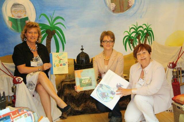 1. Hessischer Engagement-Kongress in Hanau: Lesekamel Soraya lernt Mitarbeiterin des Hessischen Integrationsminsiterums kennen. Hier zusammen mit Paula Kuhn, Initiatorin von Lecture_Offenbach e.V., und Anne Franck-Frieden, Regionalstellenleiterin des BVMW im Zelt der Lese- & Erzählkarawane. | Foto: Hessisches Ministerium für Justiz, Integration und Europa