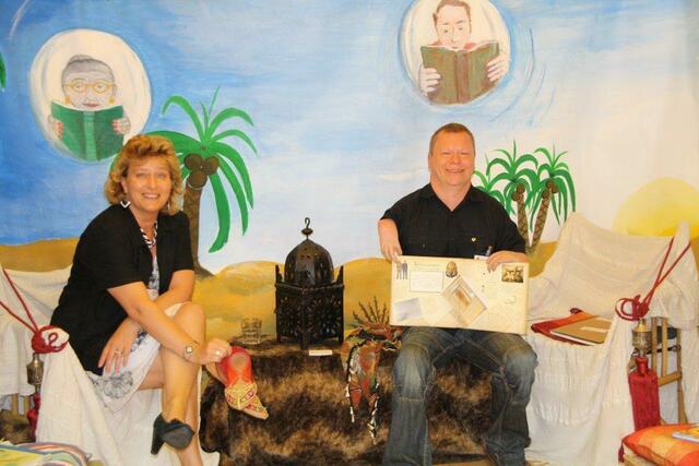 1. Hessischer Engagement-Kongress in Hanau: Lesekamel Soraya lernt eine Mitarbeiterin des Hessischen Integrationsministeriums kennen. Hier gemeinsam mit Rafael Beck im Zelt der Lese- & Erzählkarawane . | Foto: Hessisches Ministerium für Justiz, Integration und Europa