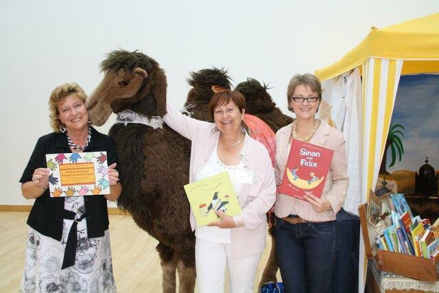 1. Hessischer Engagement-Kongress in Hanau: Lesekamel Soraya lernt Mitarbeiterin des Hessischen Integrationsminsiterums kennen. Hier zusammen mit Anne Franck-Frieden, Regionalstellenleiterin des BVMW, und Paula Kuhn, Initiatorin von Lecture_Offenbach e.V.. | Foto: Hessisches Ministerium für Justiz, Integration und Europa