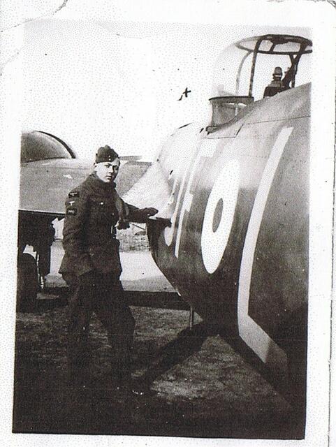 Sgt. Haggett während seiner Ausbildung als Bordschütze und Funker neben einer Bristol Blenheim