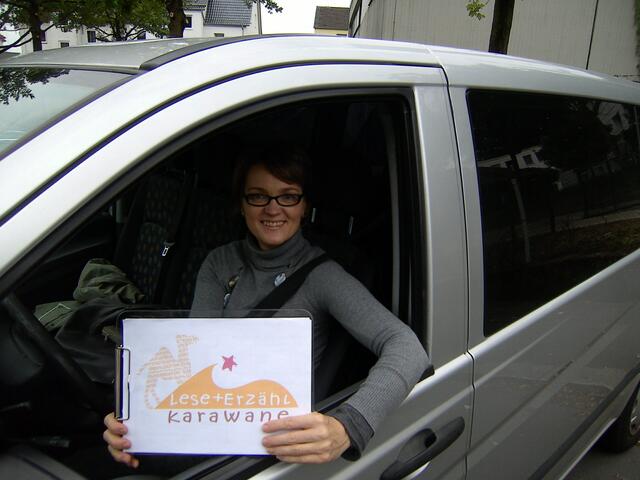 Abtransport der Lese- & Erzählkarawane mit ihren Bücherkisten, Buchkoffern und dem Zelt der Lase- & Erzählkarawane aus der Kasseler Karawanserei in mit einem geliehenen Van.