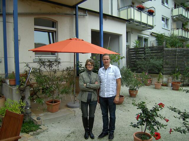 Wo im September der Hibiskus blüht: Mein zufällig entdeckter Geheimtipp in der Kasseler Karawanserei: Das Café BuchOase in der Germaniastrasse Kassel vereint Café, Antiquariat und Buchoase unter einem Dach und in einem Hinterhof. Es bietet zudem Seminar- und Tagungsräume sowie einen recht professionell ausgerüsteten Veranstaltungsraum. Hier mit einem Unterstützer der Lese- & Erzählkarawane, meinem Bruder Tjark.