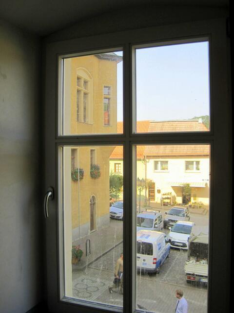 Blick aus einem Küchenfenster zum Markt und Rathaus.