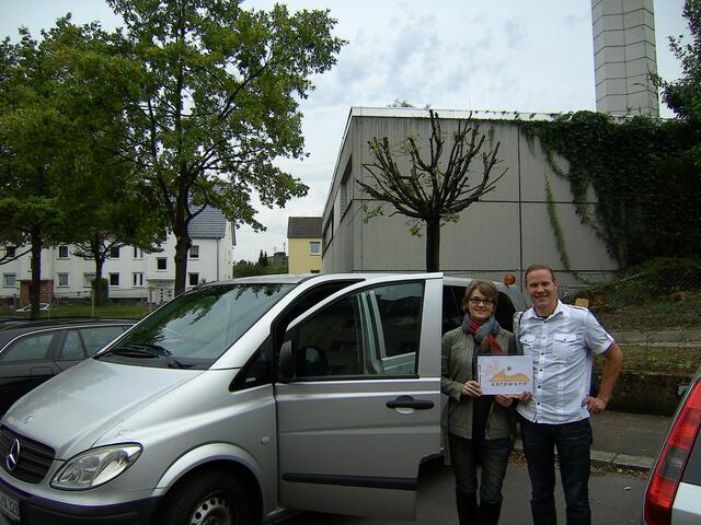 Abtransport der Lese- & Erzählkarawane mit ihren Bücherkisten, Buchkoffern und dem Zelt der Lase- & Erzählkarawane aus der Kasseler Karawanserei in mit einem geliehenen Van. Hier mit einem Unterstützer der Lese- & Erzählkarawane, meinem Bruder Tjark.