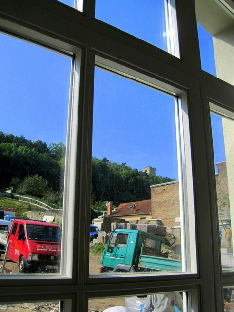 Blick aus einem Wohnstubenfenster auf die Eckartsburg und in den Hof. Der Anblick wird bald schön gestaltet sein.