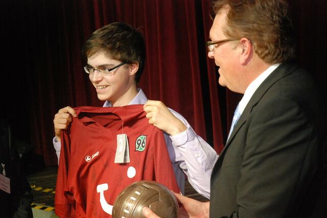 40. geburtstag der IGS Garbsen  06 - schülersprecher Florian Volz erhält ein trikot und einen fußball von Hannover 96