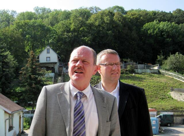Thomas Webel - Minister für Landesentwicklung und Verkehr Sachsen-Anhalt (links) und Verbandsgemeindebürgermeister Götz Ulrich vor Ort.