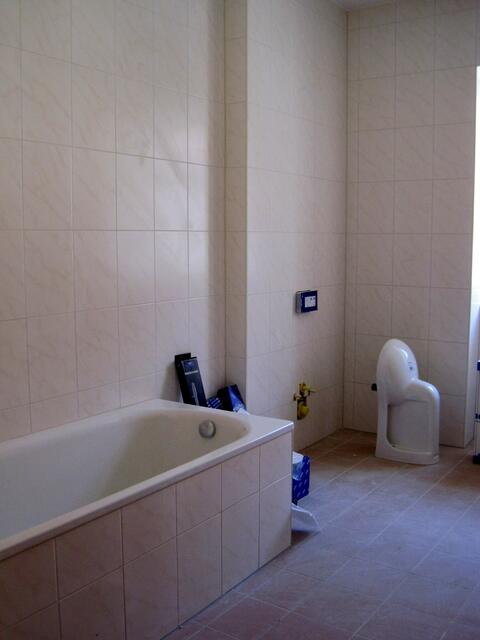 Badezimmer, geplant sind höhenverstellbare Toiletten für behindertengerechtes Wohnen.