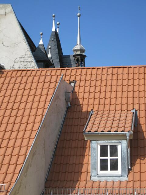 Pittoreske Aussicht von einem Balkon auf die Zinnen des Rathauses.
