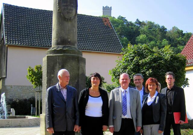 Am Denkmal mit Burgturm der Eckartsburg im Hintergrund.                                                                 v.l.n.r.: U.Finger, E.Feußner, Th.Webel, G.Ulrich, M.Vogel, Dr.S.Putz