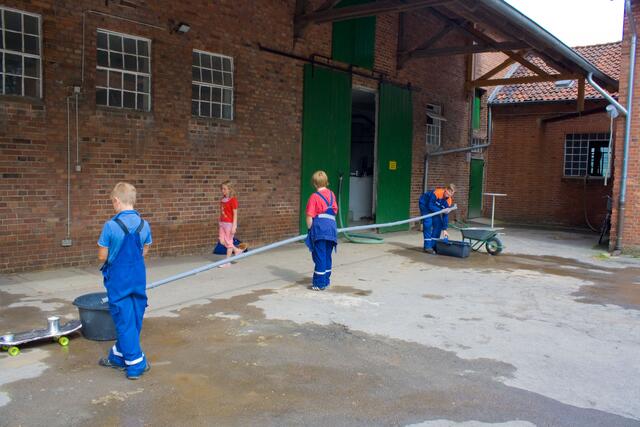 Wassertransport mit Rohren, Bechern und Skateboard