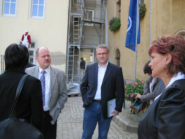 Treffpunkt Rathaus Eckartsberga.                           v.l.n.r.: Minister Th.Webel, Verbandsgemeindebürgermeister G.Ulrich, Bürgermeisterin M.Vogel