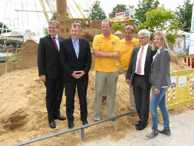 Pressefoto vor der Burg