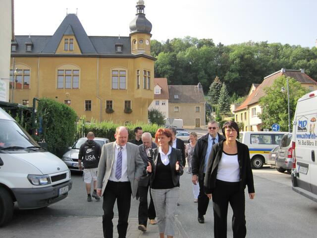 Bürgermeisterin Marlis Vogel (Mitte) im Gespräch mit Verkehrsminister Thomas Webel während der Besichtigung des Straßenzustandes der B 87 .