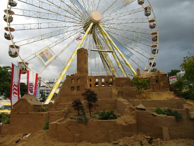 Die Eppsteiner Sandburg ist mit dem Riesenrad im Hintergrund ein tolles Motiv.