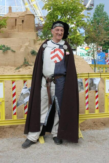 Ein echter Burgführer ist zur Sandburg gekommen.