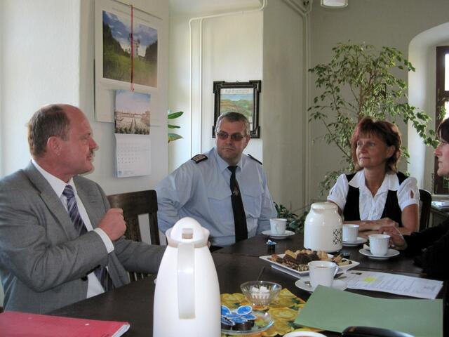 Im Rathaus/Amtszimmer während der Beratung.   v.l.n.r.: Minister Webel, Stadtrat Braune, Bürgermeisterin Vogel