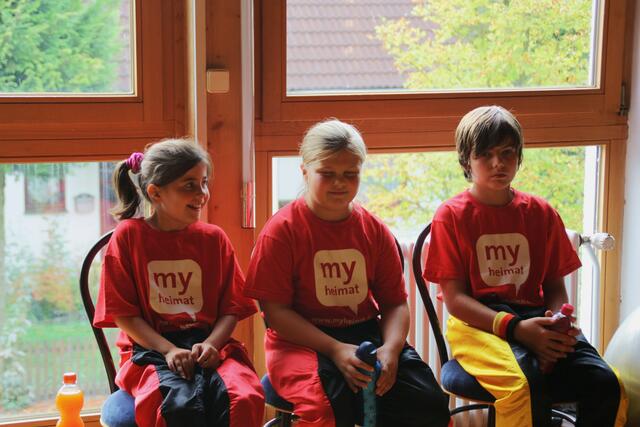 Einige Schüler der KSS Meitingen beim Zuschauen