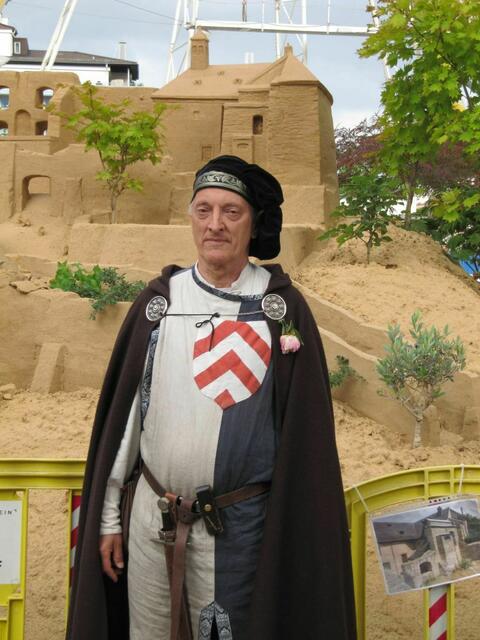 Ein echter Burgführer ist zur Sandburg gekommen.