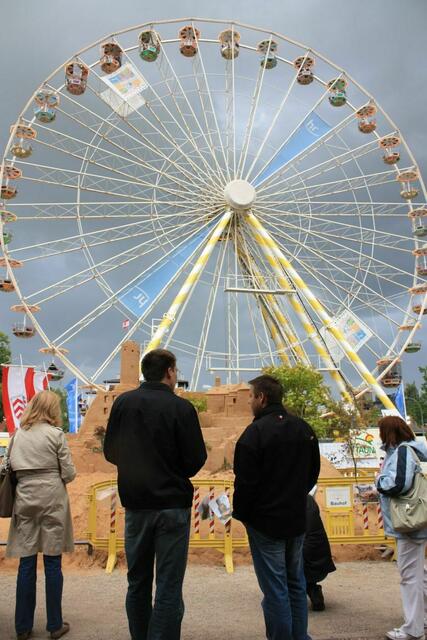 Besuchermagnete auf dem Hessentag in Oberursel: Die Eppsteiner Sandburg und das Riesenrad | Foto: Leif-Erik Zaschke