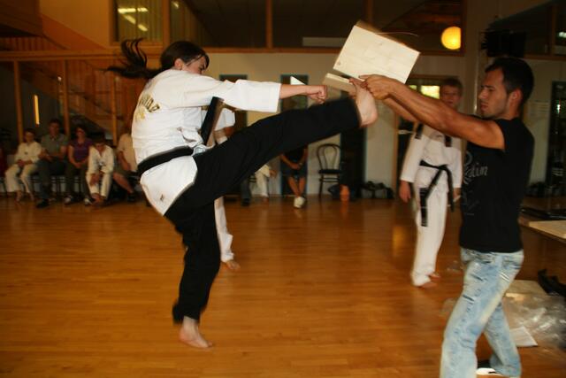 Bruchtest (Gesprungener Vorwärtskick)