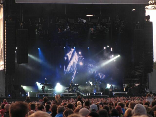 Linkin Park spielen vor vielen Zuschauern.