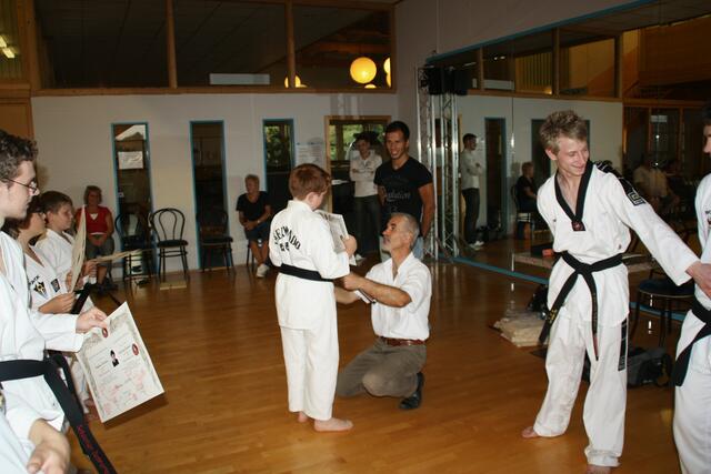 Grossmeister Ali beim Gürtel umbinden