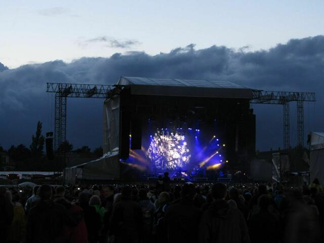 Düstere Wolken hinter der Bühne