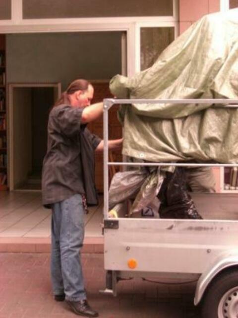 Spontane Helfer im Offenbacher Stadtteil Nordend, die Pierre und Soraya beim Entpacken und Abladen unterstützen.