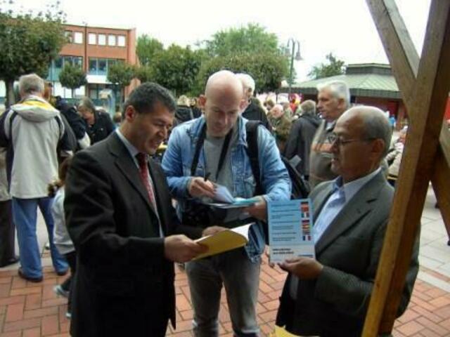 Hüsamettin Eryilmaz, Vorstand des deutsch-türkischen Forums Stadt und Kreis Offenbach, bei dem von ihm verantwortlich organisierten Fest der Kulturen in Mühlheim am Main. Hier im Gespräch mit Reporter der Offenbach Post und dem Offenbacher Autor Mehmet Ali Zaimoglu.